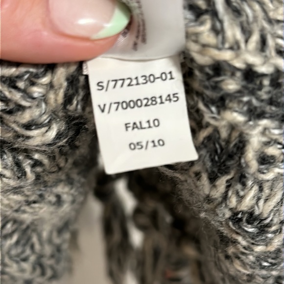 Old Navy,  poncho cable knit style M/L - Picture 4 of 8